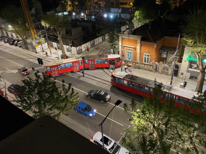 Beograd; Tramvaj izletjeo iz šina i udario u zgradu