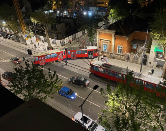 Београд; Трамвај излетјео из шина и ударио у зграду