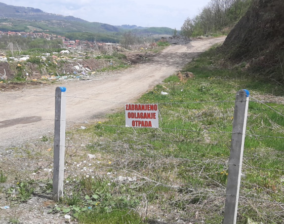 Srpski povratnici u Kalesiji bez vode i puta (FOTO)