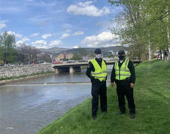 Policajci spaslili muškarca koji  je skočio u Miljacku
