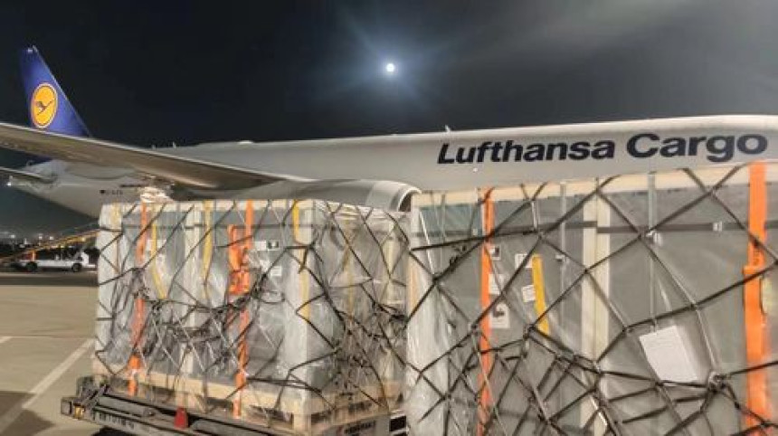 Poletio avion iz Kine za BiH sa 80.000 doza vakcina