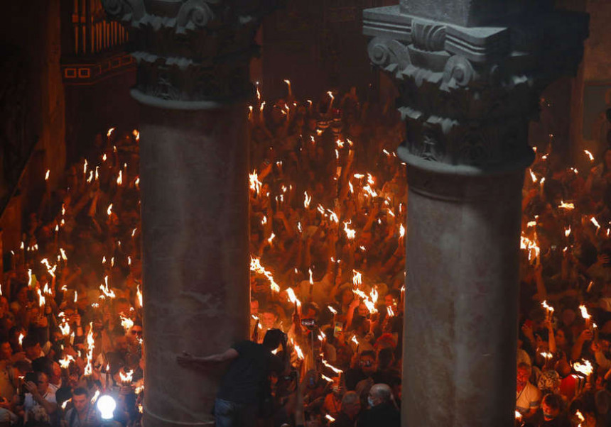 Благодатни огањ сишао у Христов гроб у Јерусалиму