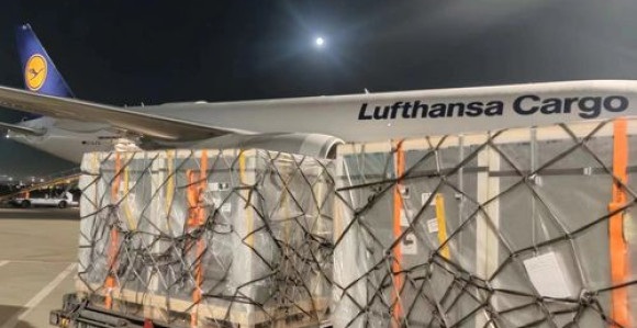 Poletio avion iz Kine za BiH sa 80.000 doza vakcina