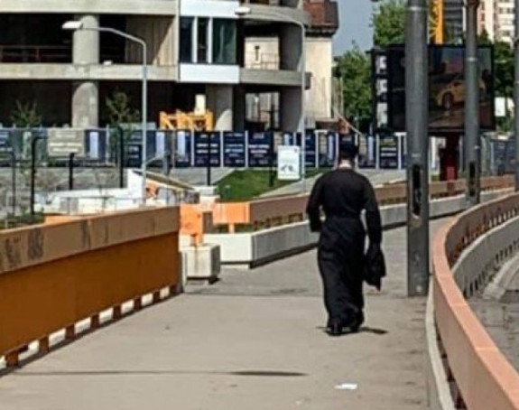 Patrijarh Porfirije pješke se vraća sa bogosluženja