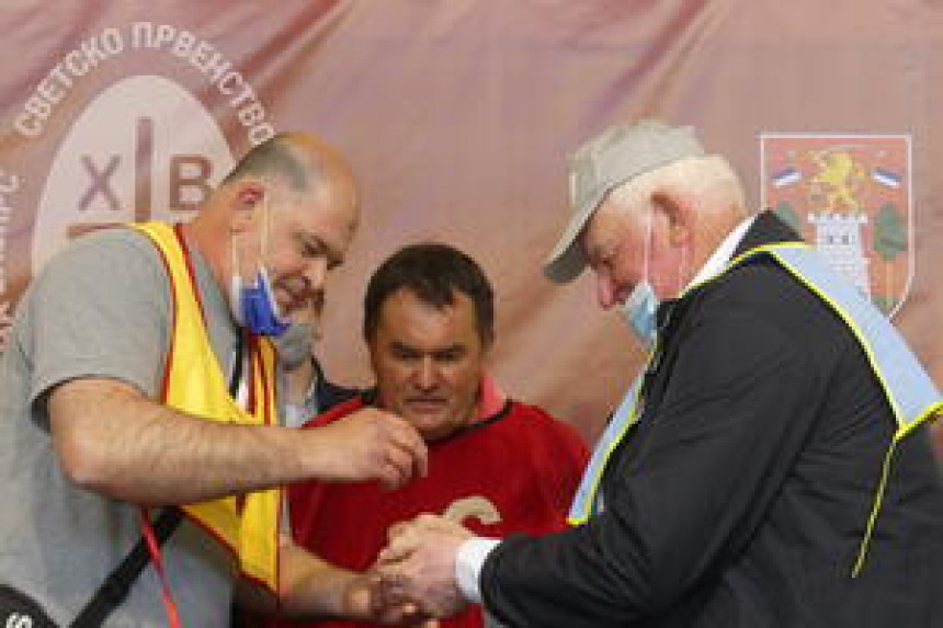 Djed i unuk odnijeli pobjedu u tucanju vaskršnjih jaja