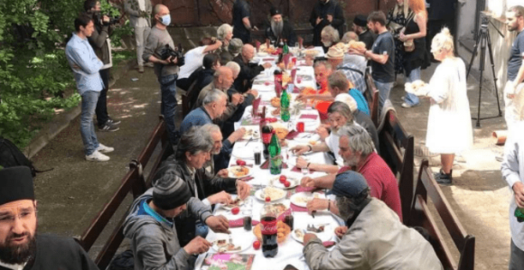 Patrijarh za trpezom sa beskućnicima