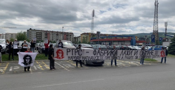 Članovi grupe "Pravda za Davida" ispred zgrade RTRS
