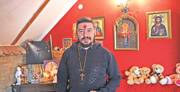 Nenadu se i ovog Vaskrsa pojavio krst na čelu! (FOTO)