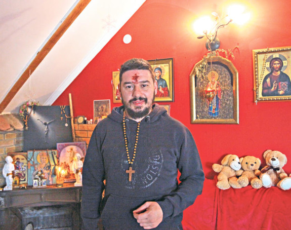 Nenadu se i ovog Vaskrsa pojavio krst na čelu! (FOTO)