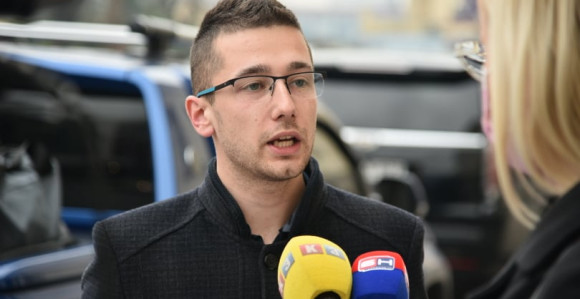 Ljudi u UKC-u skaču kroz prozore, a Đajić vodi politiku