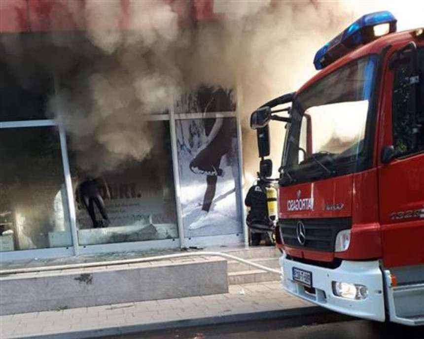 Požar u prodavnici sportske opreme u Doboju (VIDEO)