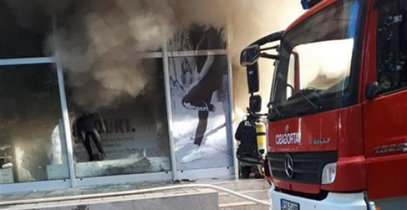 Požar u prodavnici sportske opreme u Doboju (VIDEO)