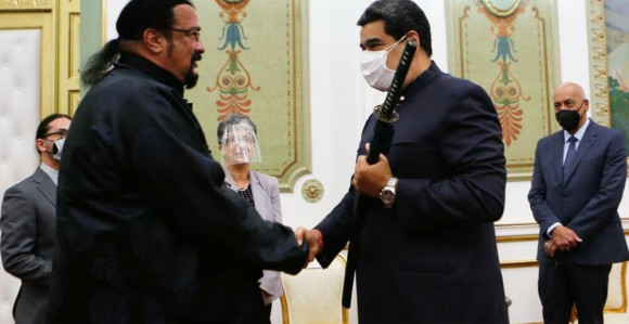 Stiven Sigal poklonio Maduru samurajski mač