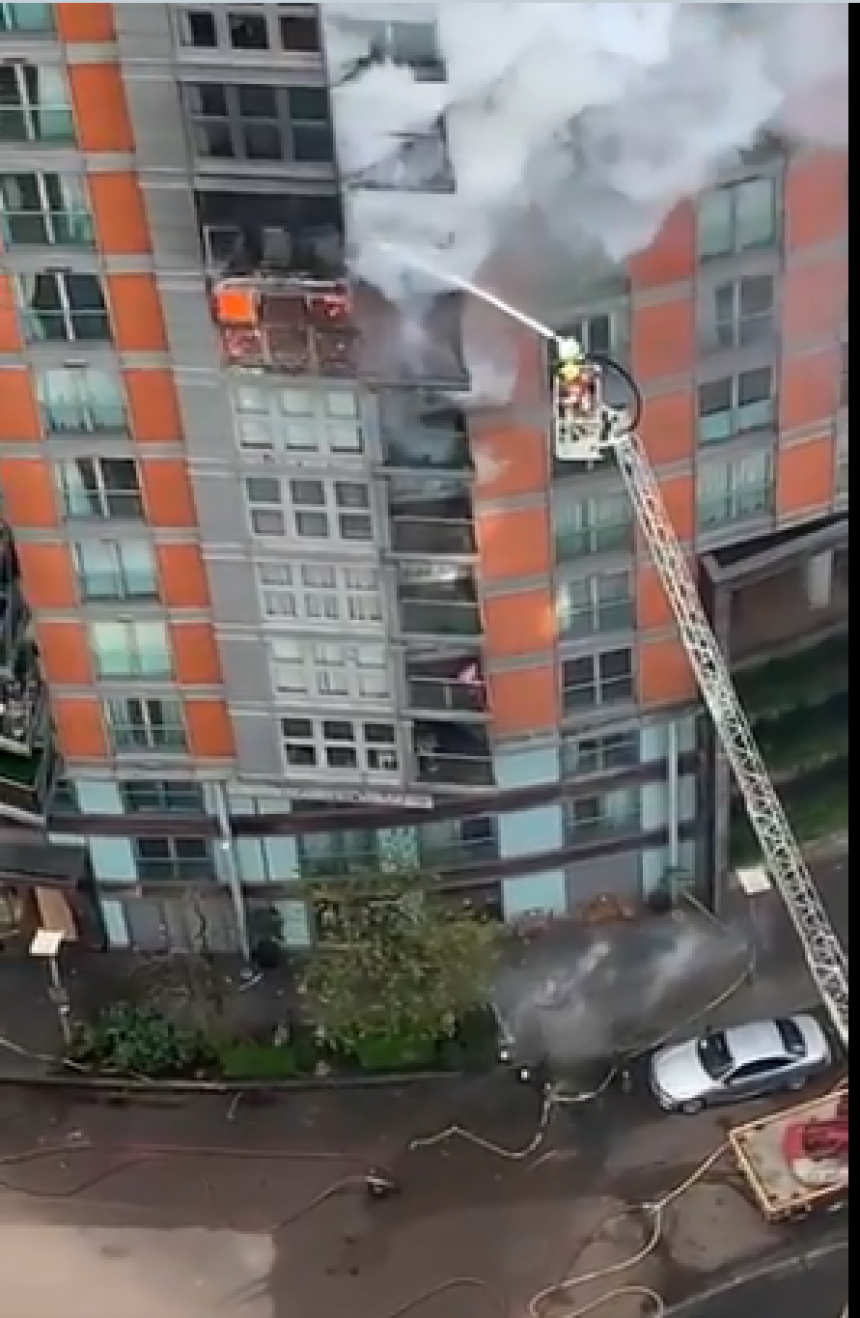 London: Bukti požar, vatru gasi 125 vatrogasaca