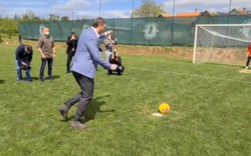 Pogledajte kako Vučić izvodi penal (VIDEO)