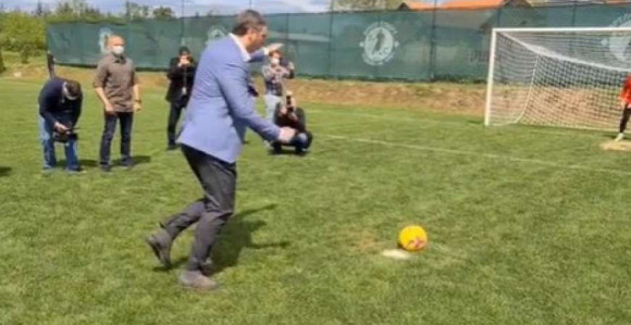 Pogledajte kako Vučić izvodi penal (VIDEO)