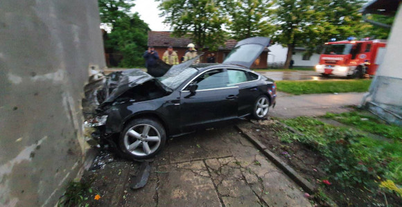 Automobilom udario u zid kuće, vozač povrijeđen (FOTO)