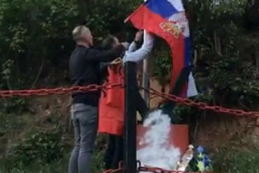 Skandal: Skinuli srpsku pa stavili albansku zastavu