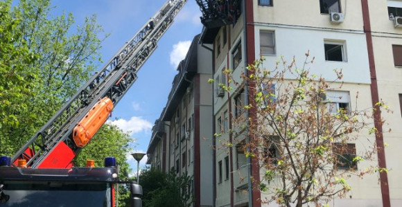 Buknuo požar: Stanare izvlačili kroz prozore