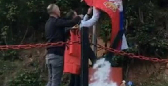 Skandal: Skinuli srpsku pa stavili albansku zastavu