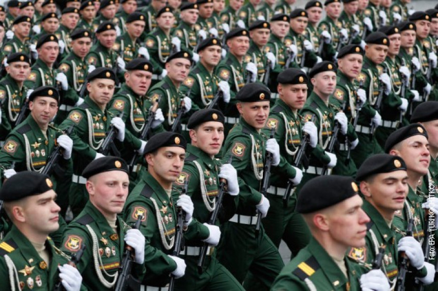 Одржана парада у Москви, дефиловало 12.500 војника