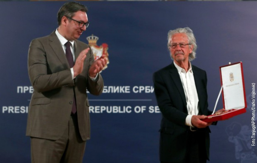 Vučić odlikovao Handkea: Dušom branio istinu