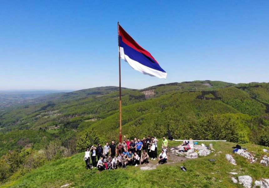 Promijenjena zastava Srpske na Kozaračkom kamenu