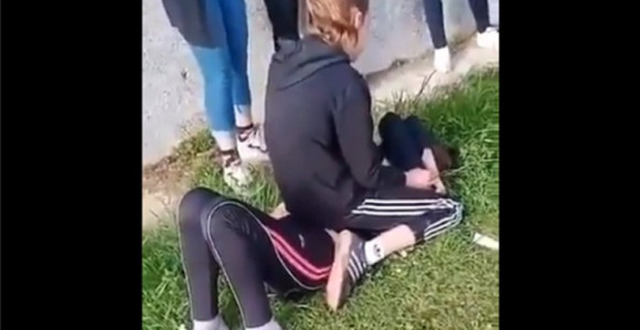 Tukla i ponižavala vršnjakinju, druga djeca sve snimala