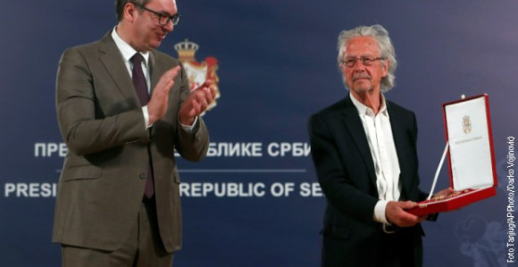 Vučić odlikovao Handkea: Dušom branio istinu