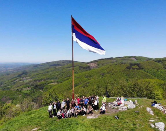 Промијењена застава Српске на Козарачком камену