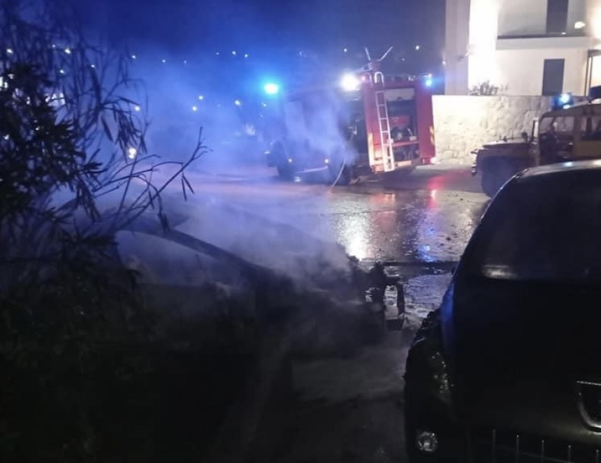 Izgorjelo vozilo aktivistkinje SDS-a u Trebinju