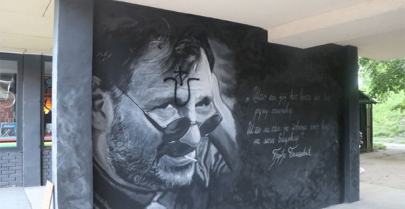 Ustaškim obilježjem oskrnavljen mural Balaševiću