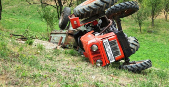 Traktor sletio sa puta, jedna osoba povrijeđena
