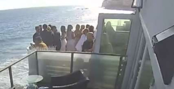 Usred zabave pao balkon pun gostiju (VIDEO)