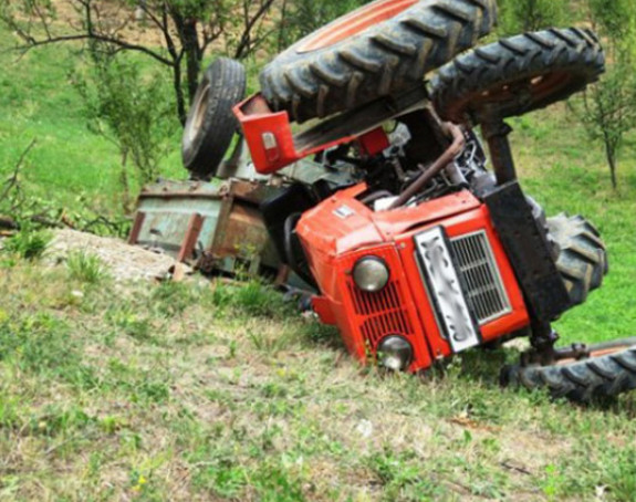 Traktor sletio sa puta, jedna osoba povrijeđena