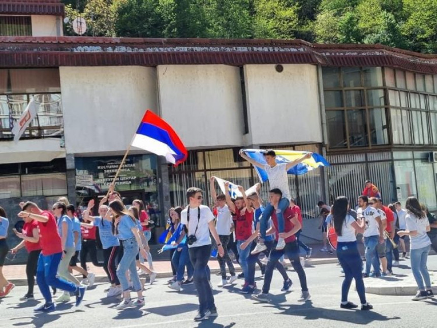 Mladi Srebrenice: Rame uz rame, s različitim zastavama