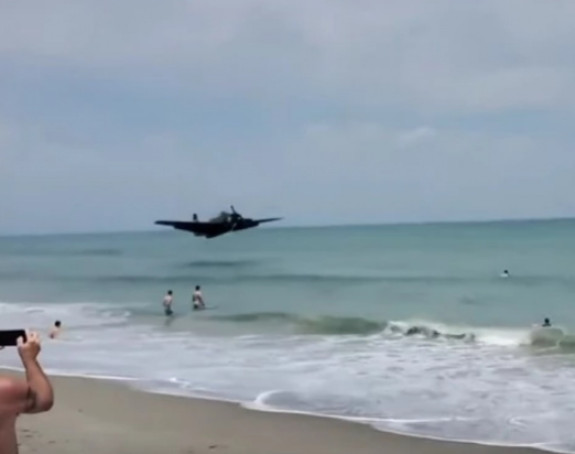 Jurišni bombarder pao u plićak prepun kupača