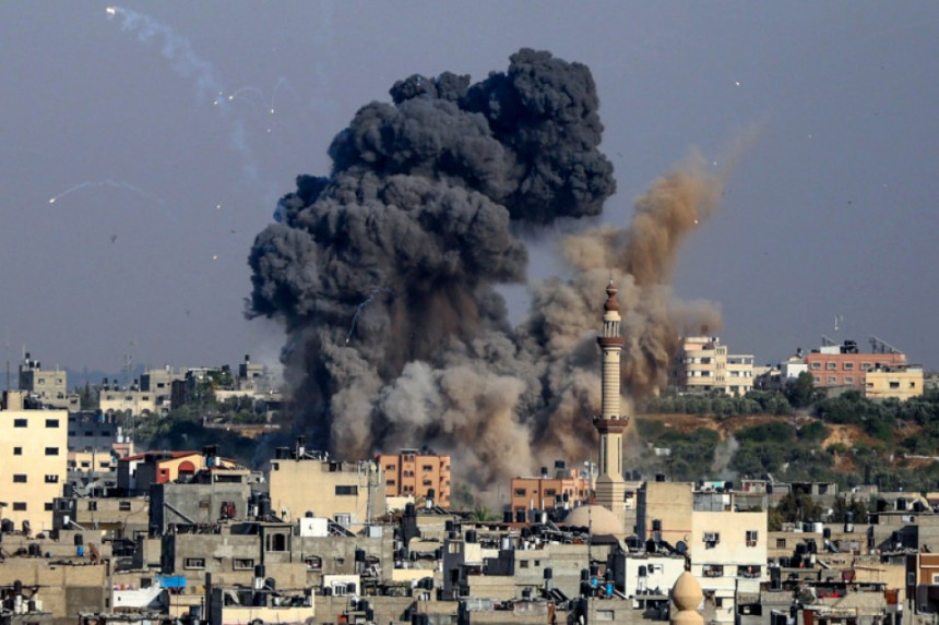 Izraelska vojska jednom raketom ruši zgradu u Gazi