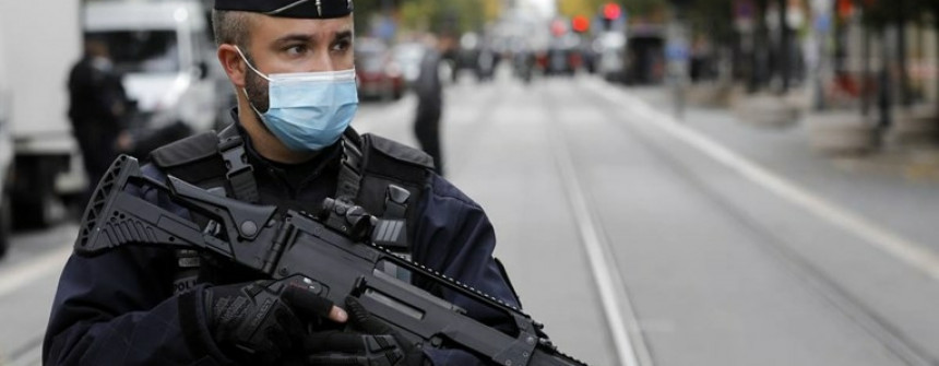 Stotine policajaca u Francuskoj na nogama