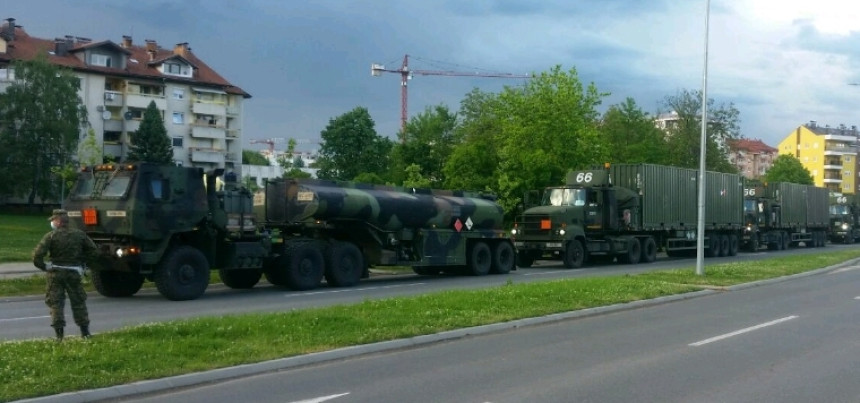 Америчке трупе на путу за Мањачу продефиловале Бањалуком