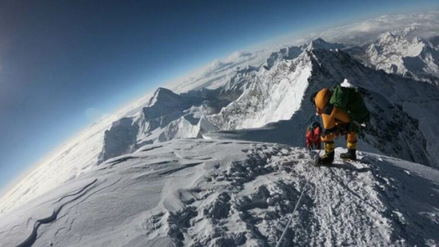 Dva planinara poginula na Mont Everestu