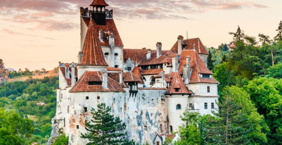 Rumuni se vakcinišu u zamku grofa Drakule!