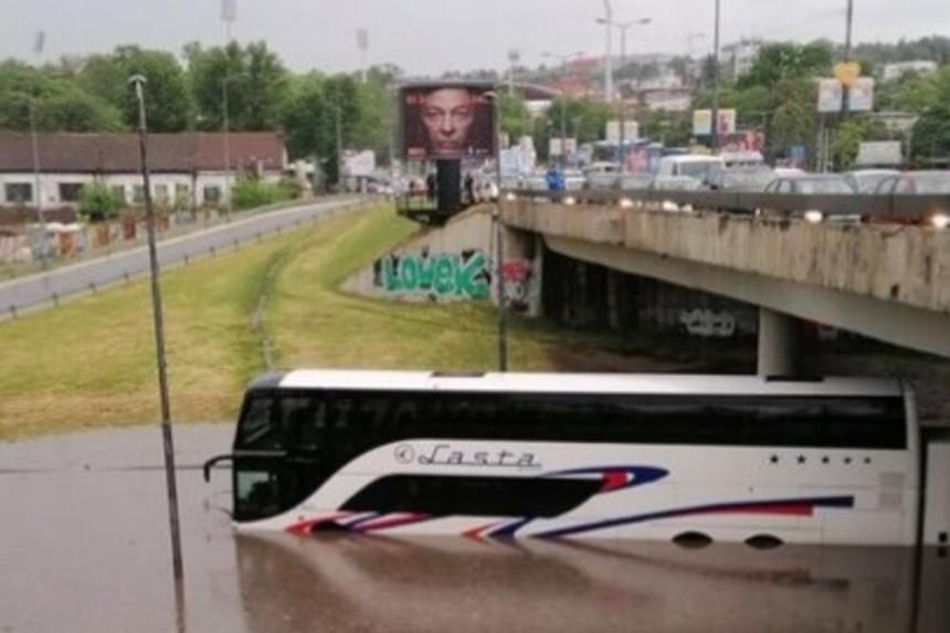 Kiša napravila haos na ulicama, potopljen autobus