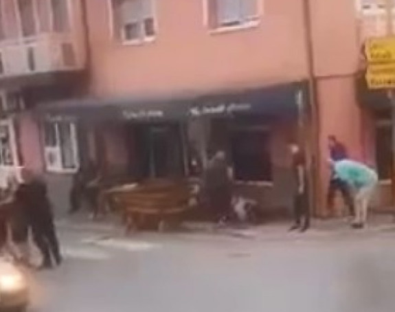 Vozilom pokosio pješake na terasi kod Brčkog (VIDEO)