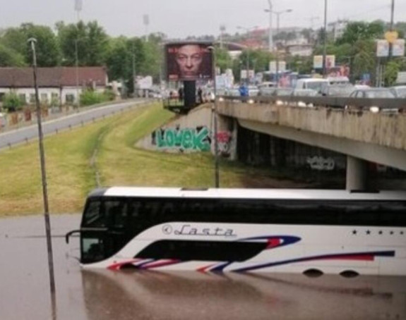 Kiša napravila haos na ulicama, potopljen autobus