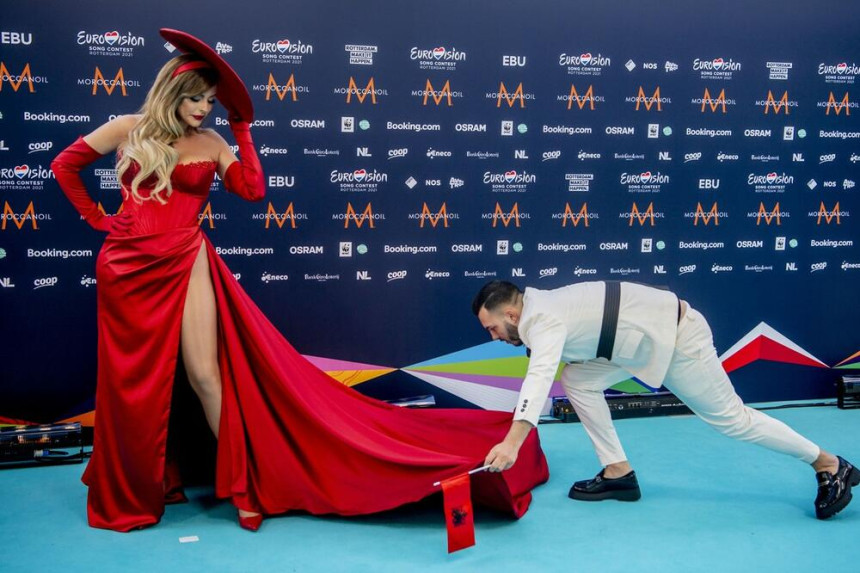 Predstavnica Albanije na ES pokazala dvoglavog orla i sramno provocirala!