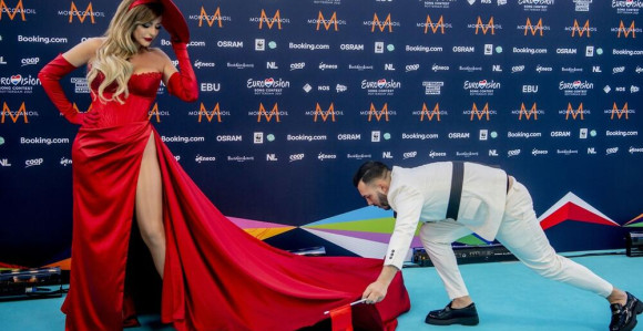 Predstavnica Albanije na ES pokazala dvoglavog orla i sramno provocirala!