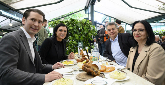 Skandiranja u restoranu: "Kurc mora da ode"