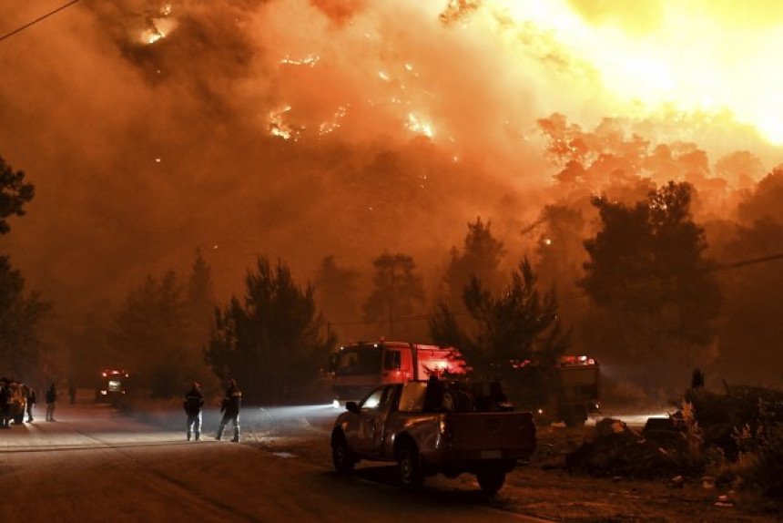 Бјесни пожар у Грчкој: гаси га 180 ватрогасаца