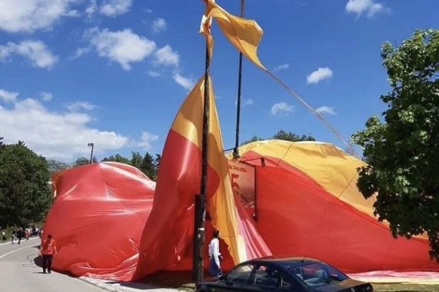 Највећа црногорска застава поцијепана током подизања